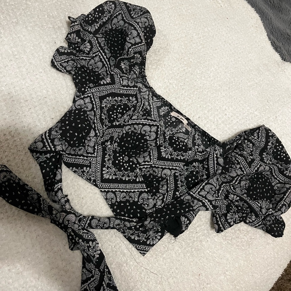 Cropped woman’s shirt
